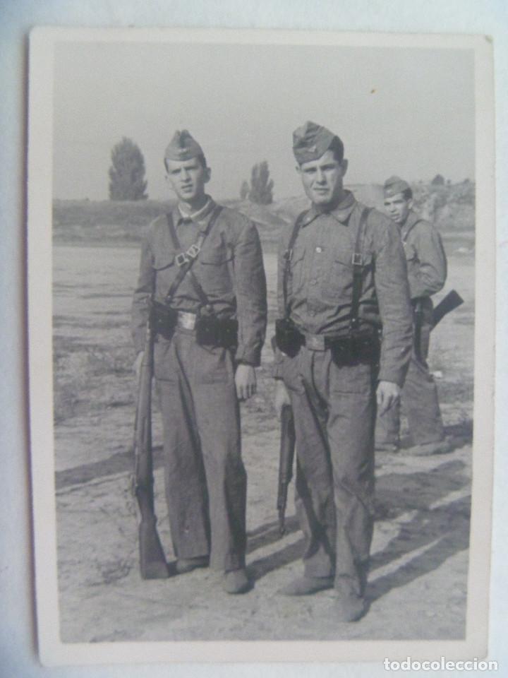 Militaria: AVIACION : FOTO DE DOS MILITARES CON ROPA DE CAMPA&Ntilde;A, MONO, CORREAJE Y FUSIL MAUSER. 1962