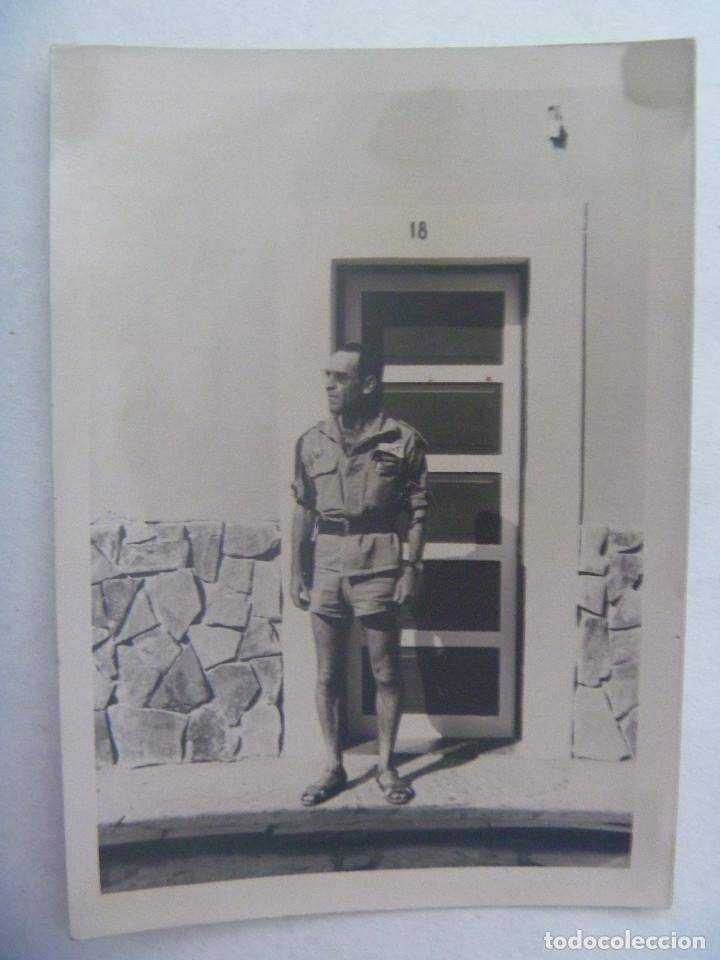 Militaria: LA LEGION : FOTO OFICIAL LEGIONARIO CON PANTALON CORTO Y SANDALIAS, EMBLEMA PERMANENCIA SAHARA