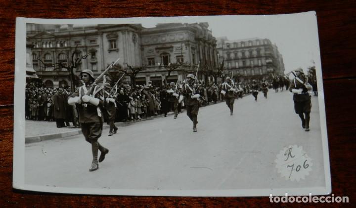 Militaria: FOTOGRAFIA MILITAR DE DESFILE DE INGENIEROS GASTADORES, A&Ntilde;O 1955, NO CIRCULADA, TAMA&Ntilde;O POSTAL.
