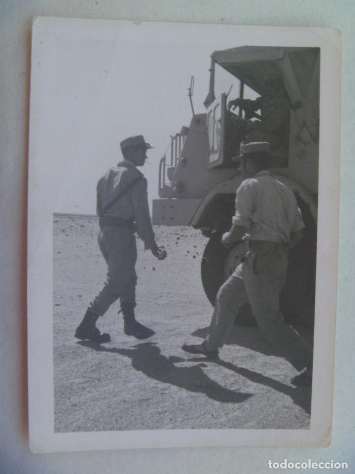 Militaria: LA LEGION : FOTO  DE LEGIONARIOS ( UNO CON SANDALIAS ) Y CAMION