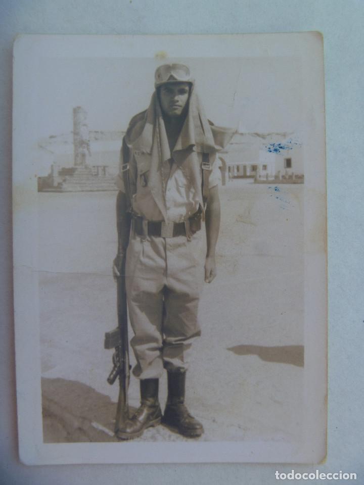 Militaria: LA LEGION : FOTO  DE LEGIONARIO CON SIROQUERA Y GAFAS ANTIARENA. CON PEPITO Y CETME