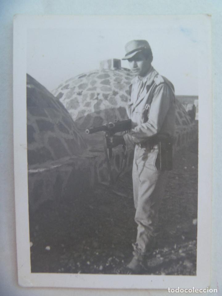 Militaria: LA LEGION : FOTO  DE LEGIONARIO CON SANDALIAS Y METRALLETA