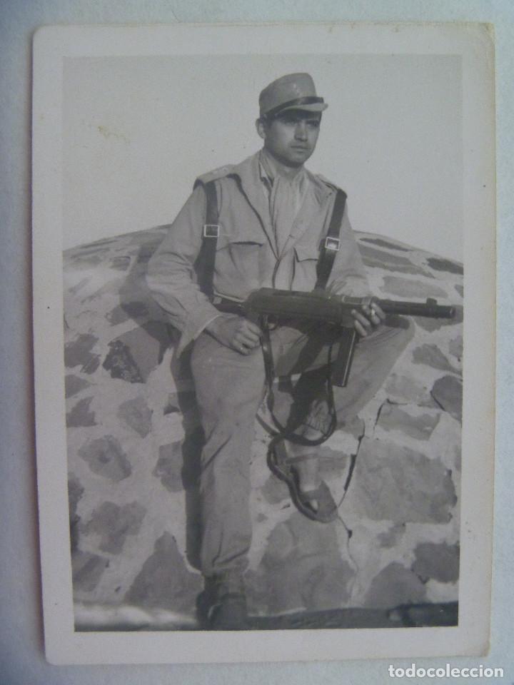 Militaria: LA LEGION : FOTO  DE LEGIONARIO CON SANDALIAS Y METRALLETA