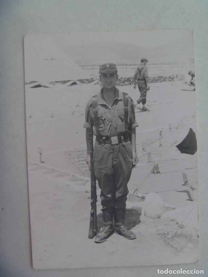 Militaria: FOTO DE MILITAR EN POSICION DE FIRMES CON FUSIL MAUSER. TIENDAS DE CAMPA&Ntilde;A, ETC