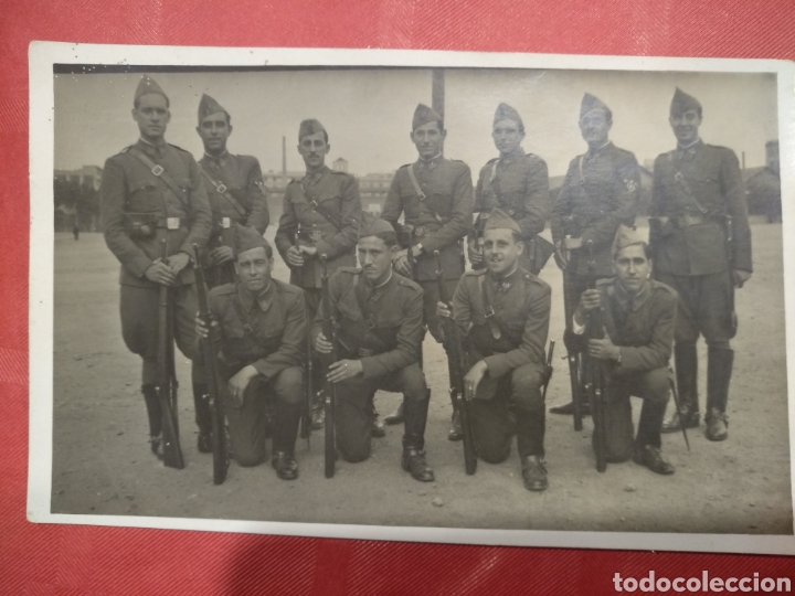 Militaria: Fotograf&iacute;a postal militar grupal.