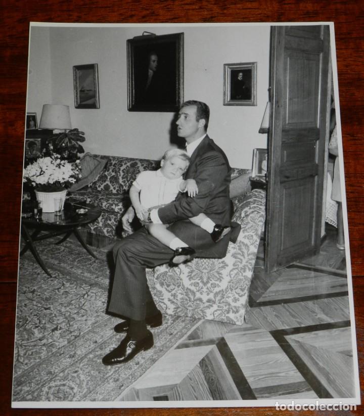 Militaria: ANTIGUA FOTOGRAFIA DE EL REY JUAN CARLOS I, JUNTO CON EL PRINCIPE FELIPE HOY REY FELIPE V,  FOTO DE