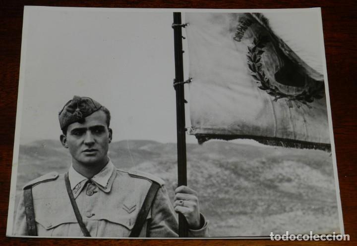 Militaria: FOTOGRAFIA DE EL REY JUAN CARLOS I DE BORBON EN 1955 CON UNIFORME CUARTELERO CUANDO ERA CADETE EN LA