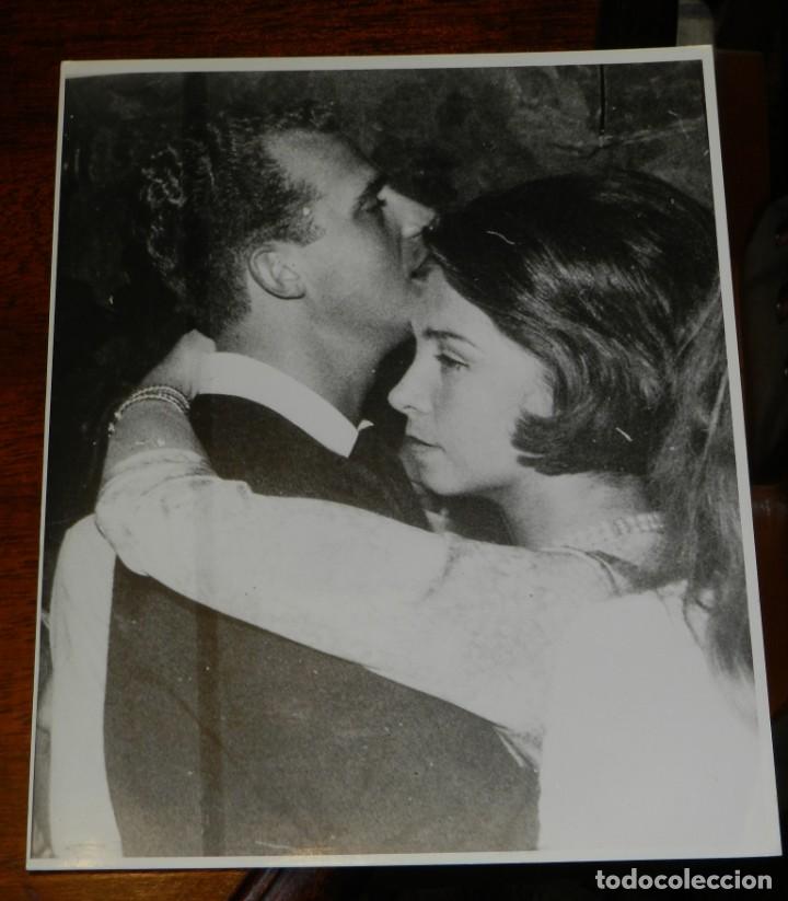 Militaria: FOTOGRAFIA DE EL PRINCIPE JUAN CARLOSJUNTO CON DO&Ntilde;A SOFIA, DE SOLTEROS, BAILANDO EN UN CLUB DE ITALI