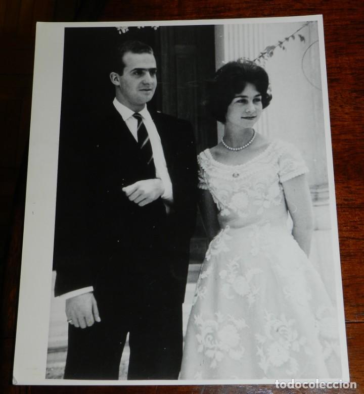 Militaria: FOTOGRAFIA DE EL PRINCIPE JUAN CARLOSJUNTO CON DO&Ntilde;A SOFIA, DE SOLTEROS,EN EL PALACIO REAL DE ATENAS