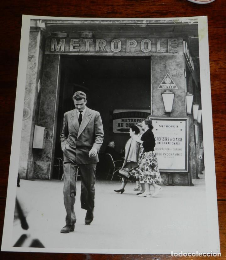 Militaria: FOTOGRAFIA DE EL PRINCIPE JUAN CARLOS DE BORBON EN 1957 PASEANDO EN LAUSANA, MIDE 25,5 X 20 CMS. FOT