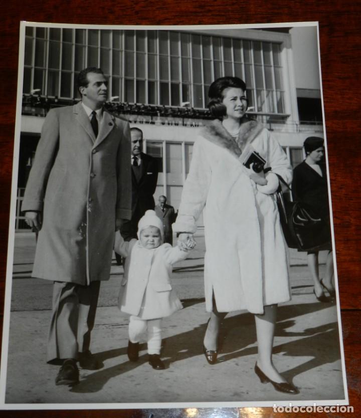 Militaria: FOTOGRAFIA DE EL PRINCIPE JUAN CARLOS DE BORBON, CON DO&Ntilde;A SOFIA Y LA INFANTA ELENA, MIDE 25,5 X 20 C
