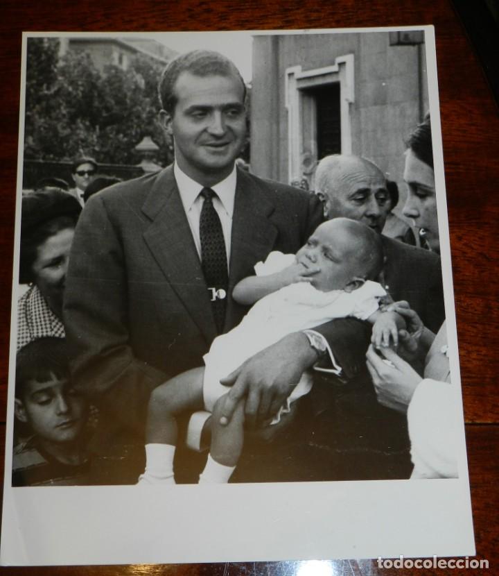 Militaria: FOTOGRAFIA DE EL PRINCIPE JUAN CARLOS DE BORBON, EN BRAZOS LA INFANTA ELENA, MIDE 25,5 X 20 CMS. FOT