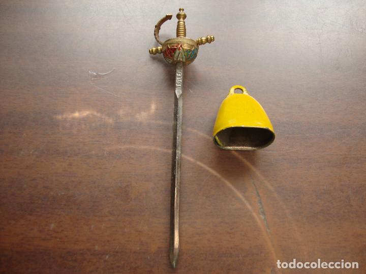 Militaria: PEQUE&Ntilde;A ESPADA 9 CM Y CAMPANA DE ESMALTE