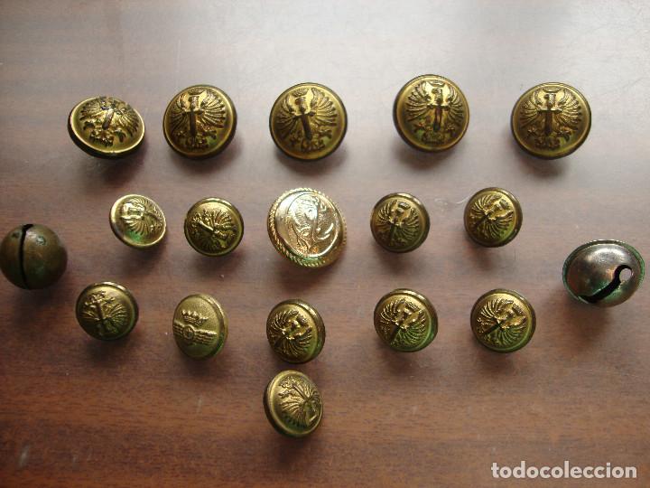 Militaria: COLECCION  BOTONES ANTIGUOS Y DOS CASCABELES