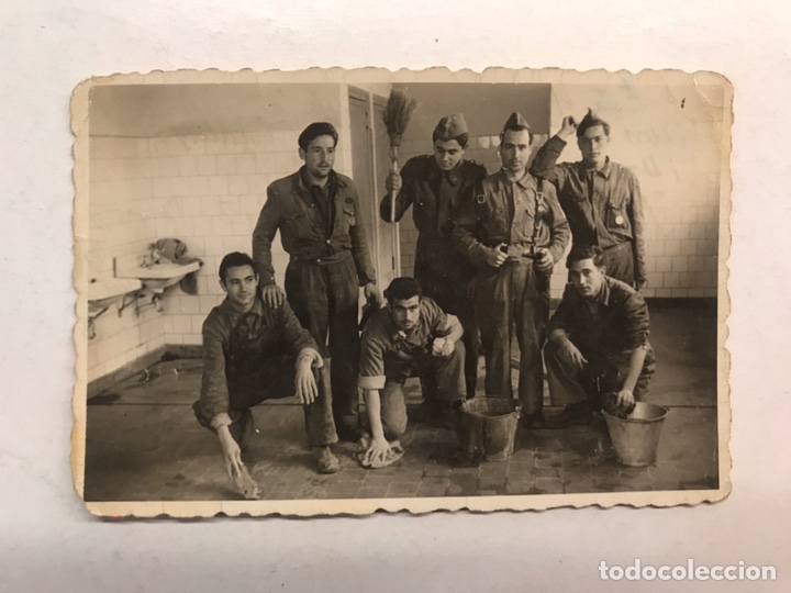 Militaria: MILITAR. Fotograf&iacute;a antigua. Zafarrancho de limpieza... para el recuerdo... (h.1950?)