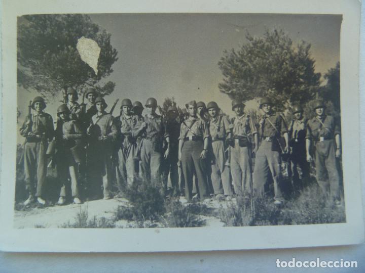 Militaria: FOTO DE MILITARES POSANDO, DE MANIOBRAS, ARMADOS CON FUSIL, CASCO TRUBIA, ETC
