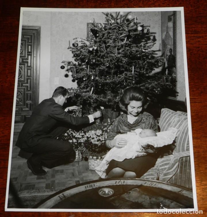 Militaria: FOTOGRAFIA DE LA BODA DE DON JUAN CARLOS DE BORBON Y DO&Ntilde;A SOFIA JUNTO CON SU PRIMERA HIJA EN NAVIDAD