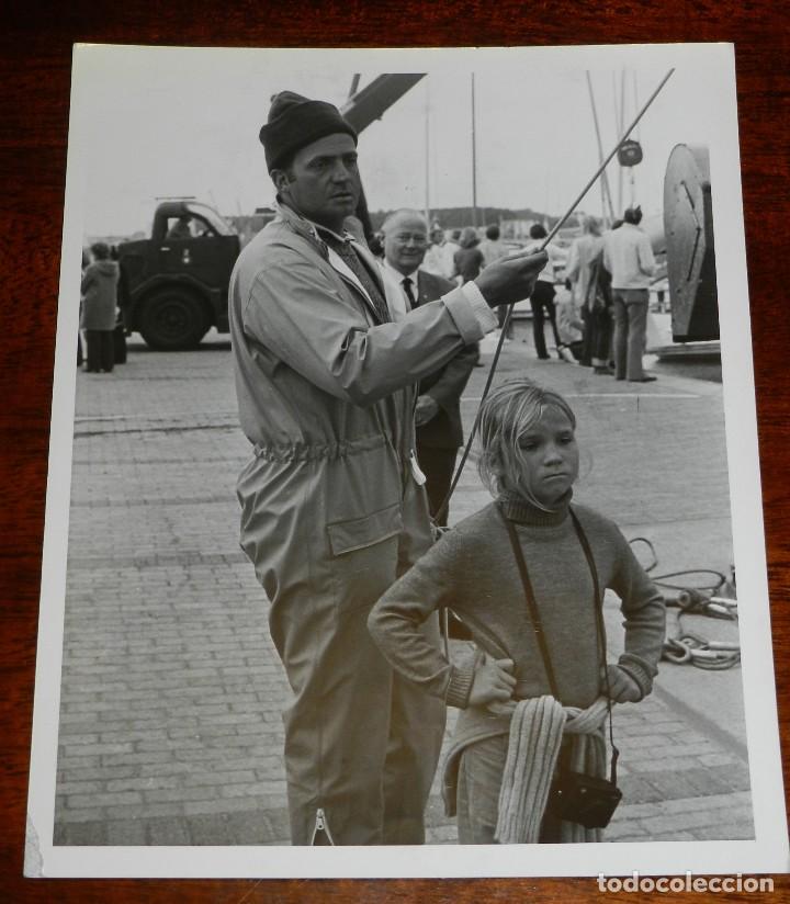 Militaria: FOTOGRAFIA DE LA BODA DE DON JUAN CARLOS DE BORBON Y Y LA INFANTA DO&Ntilde;A ELENA, EN TAREAS NAVALES, MID