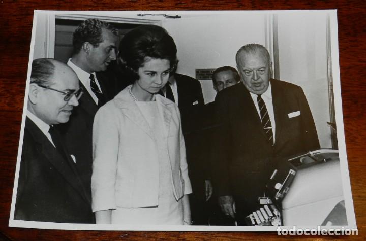 Military Antiques: FOTOGRAFIA DE LA REINA DO&Ntilde;A SOFIA EN LA INAUGURACION DE LA CADENA SER 1967 ENTONCES ERAN PRINCIPES,