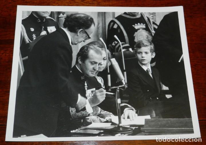 Militaria: FOTOGRAFIA DE DON JUAN CARLOS DE BORBON EN LA SESION DE SANCION DE LA CONSTITUCION ESPA&Ntilde;OLA APROBADA
