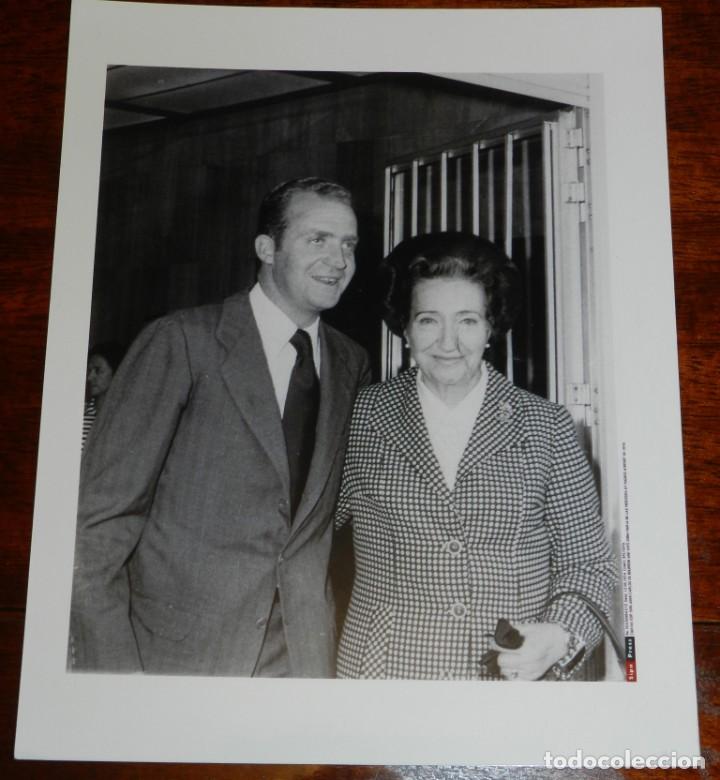 Militaria: FOTOGRAFIA DE DON JUAN CARLOS DE BORBON CON SU MADRE MARIA DE LAS MERCEDES, EN EL AEROPUERTO DE BARA