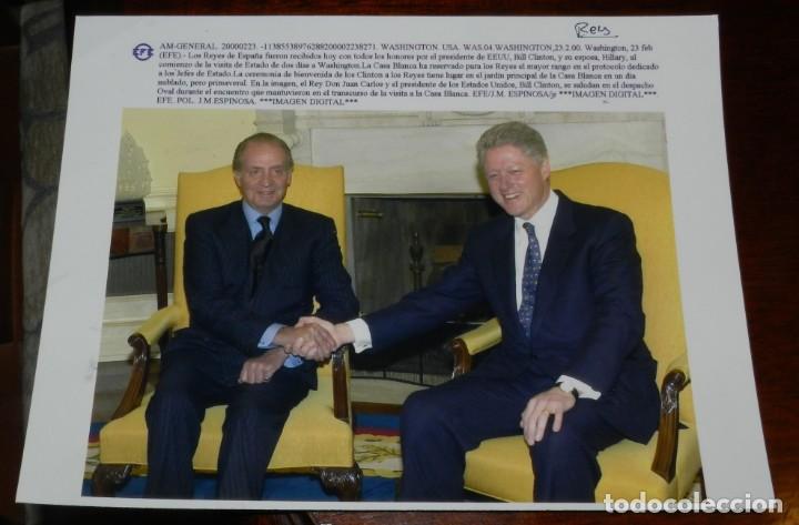 Militaria: FOTOGRAFIA DE DON JUAN CARLOS DE BORBON CON BILL CLINTON ENN LA CASA BLANCA EN 2000, MIDE 25,5 X 20
