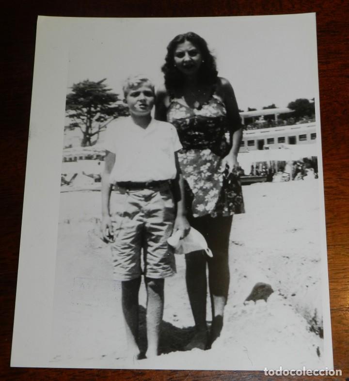 Militaria: FOTOGRAFIA DE DON JUAN CARLOS DE BORBON CON SU MADRE MARIA DE LAS MERCEDES EN ESTORIL EN AGOSTO DE 1