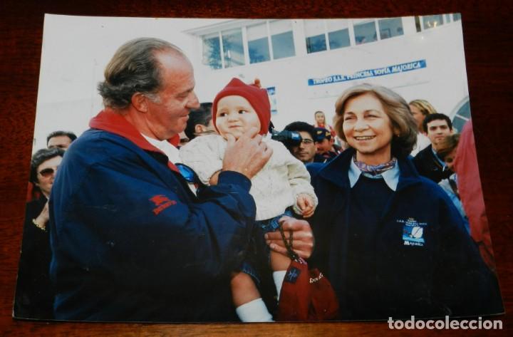 Militaria: FOTOGRAFIA DE DON JUAN CARLOS DE BORBON, CON DO&Ntilde;A SOFIA Y LA INFANTA ELENA, EN MALLORCA, MIDE 25,5 X