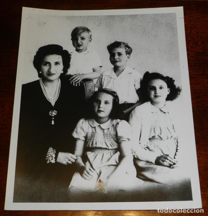 Militaria: FOTOGRAFIA DE DON JUAN CARLOS DE BORBON, CON SU MADRE DO&Ntilde;A MARIA DE LAS MERCEDES, Y SUS HERMANOS, MI