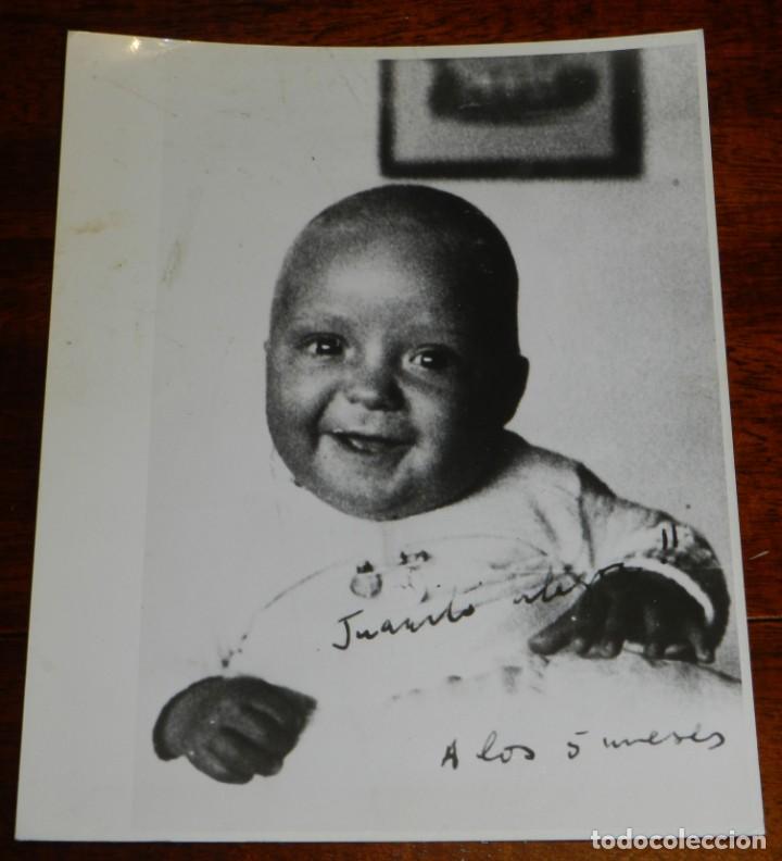 Militaria: FOTOGRAFIA DE DON JUAN CARLOS DE BORBON, CON CINCO MESES EN 1938, MIDE 25,5 X 20 CMS.