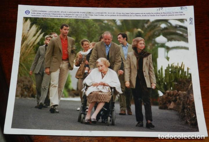 Militaria: FOTOGRAFIA DE DON JUAN CARLOS DE BORBON, CON TODA LA FAMILIA REAL EN LANZAROTE EN 1999, ALGUN PEQUE&Ntilde;