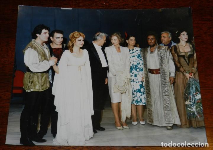Militaria: FOTOGRAFIA DE LA REINA DOP&Ntilde;A SOFIA, Y IRENE DE GRECIA, EN UNA FUNCION DE LA OPERA OTELLO, MIDE 25,5