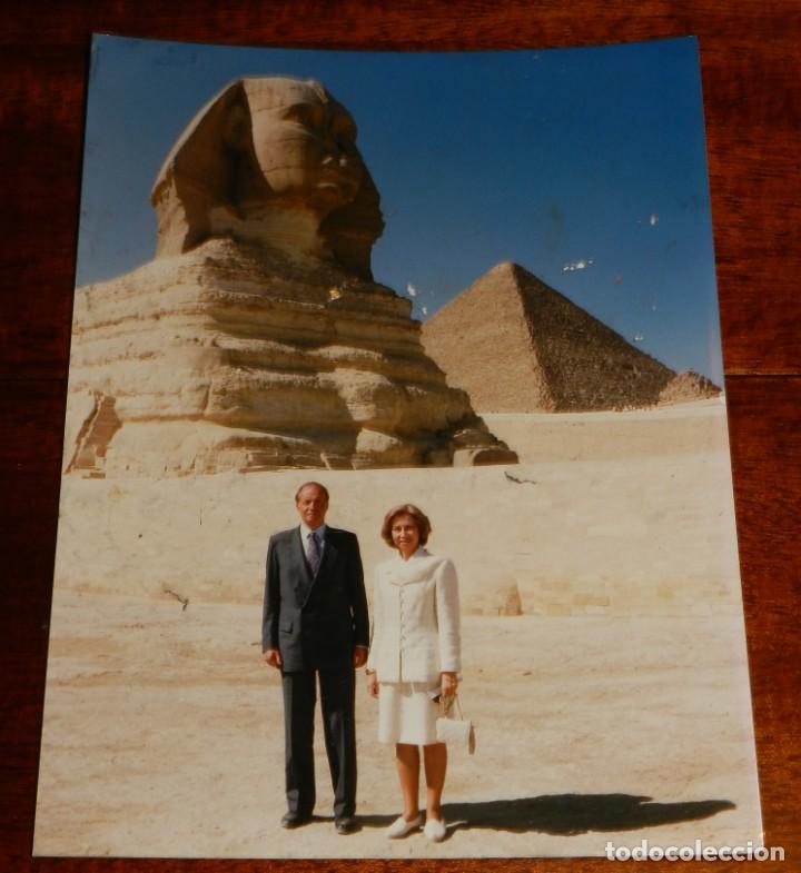 Militaria: FOTOGRAFIA DE DON JUAN CARLOS DE BORBON CON DO&Ntilde;A SOFIA, EN EGIPTO EN 1997, MIDE 25,5 X 20 CMS.