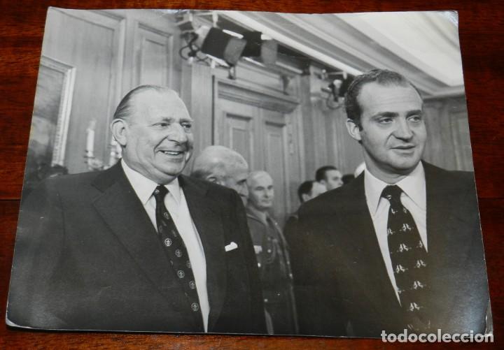 Militaria: FOTOGRAFIA DE DON JUAN CARLOS I DE BORBON JUNTO CON SU PADRE DON JUAN, MIDE 30 X 24 CMS. TIENE ALGUN