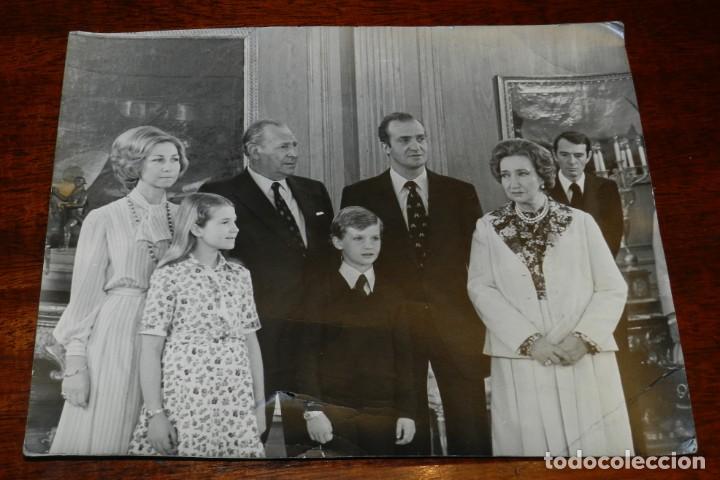 Militaria: FOTOGRAFIA DE DON JUAN CARLOS I DE BORBON JUNTO CON SUS PADRE DON JUAN Y DO&Ntilde;A MERCEDES, EN LA CEREMO