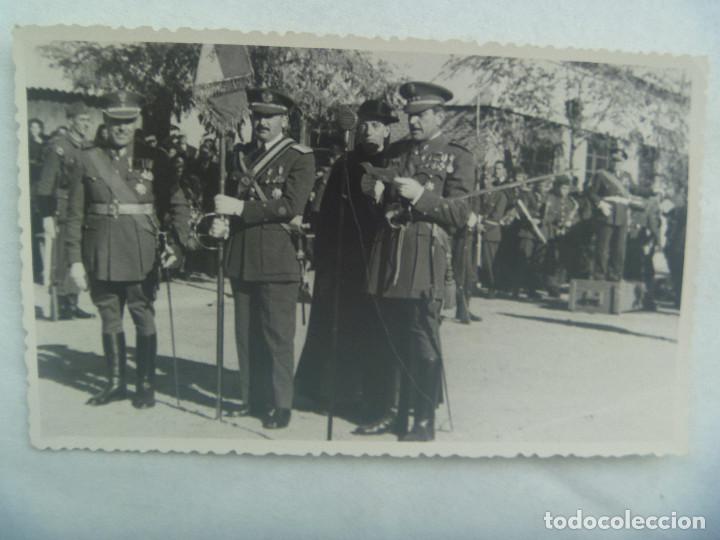 Militaria: FOTO ENTREGA ESTANDARTE O SIMILAR: TENIENTE DE AVIACION CON COLECTIVA PORTADOR, PATER, ETC