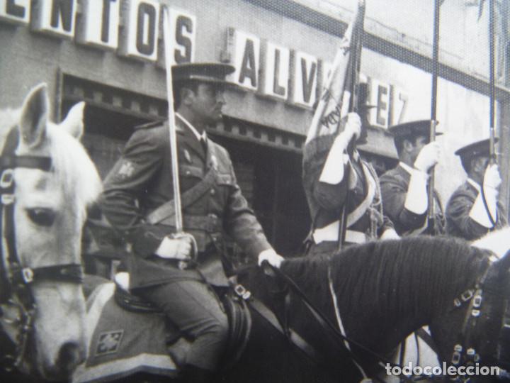 Militaria: POLICIA ARMADA: ALCALDE DE SEVILLA CON UNIFORME MOVIMIENTO PASANDO REVISTA A ESCUADRON CABALLERIA