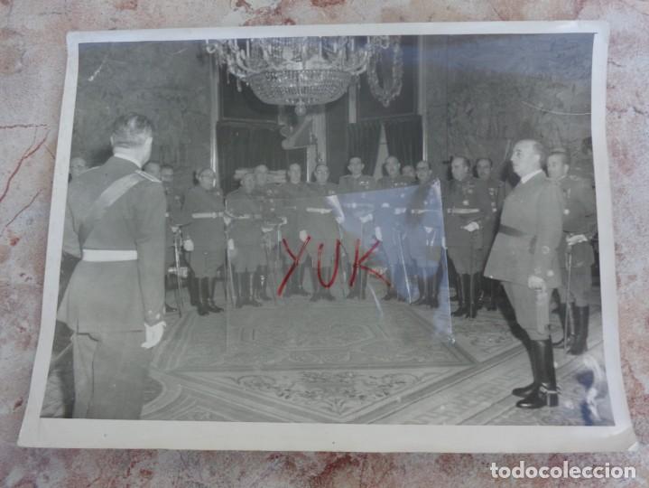 Militaria: FOTO ORIGINAL DE FRANCO CON SU CUPULA MILITAR --- A&Ntilde;OS 40 -- FOTOGRAFO CAMPUA - 24x18 CM