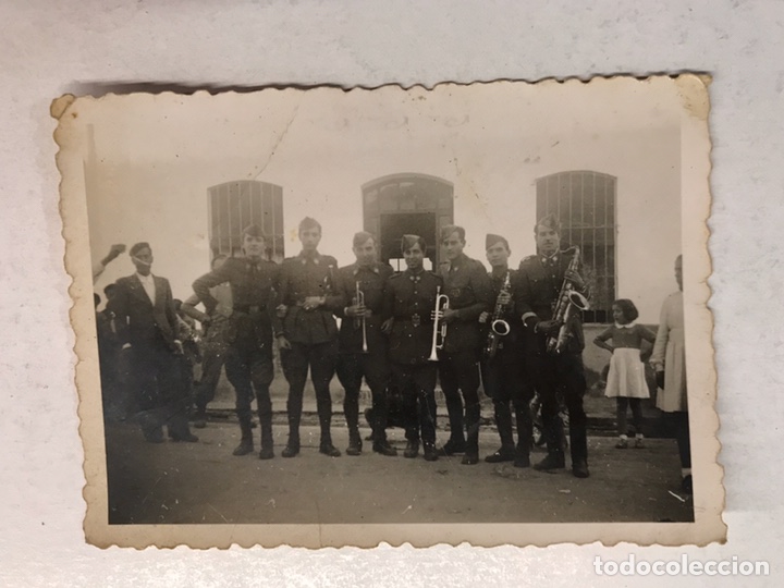 Militaria: MILITAR. Fotograf&iacute;a Banda de M&uacute;sica Militar, alegrando las fiestas de nuestro suelo patrio (h.1960?)