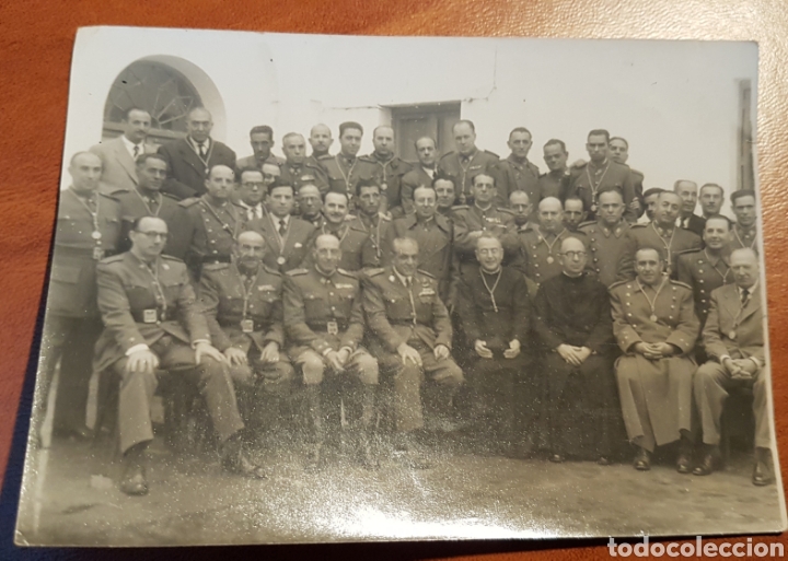 Militaria: 2 fotografias de oficiales franquistas posando con el clero y en parada 1953
