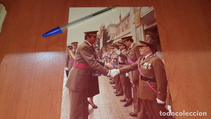 Militaria: Los reyes don juan carlos y do&ntilde;a sofia saludando a mandos militares en la academia de sanidad,