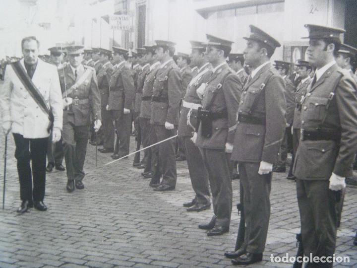 Militaria: POLICIA ARMADA : ALCALDE DE SEVILLA CON UNIFORME MOVIMIENTO PASANDO REVISTA, 1971 ....... 12 x 18 CM