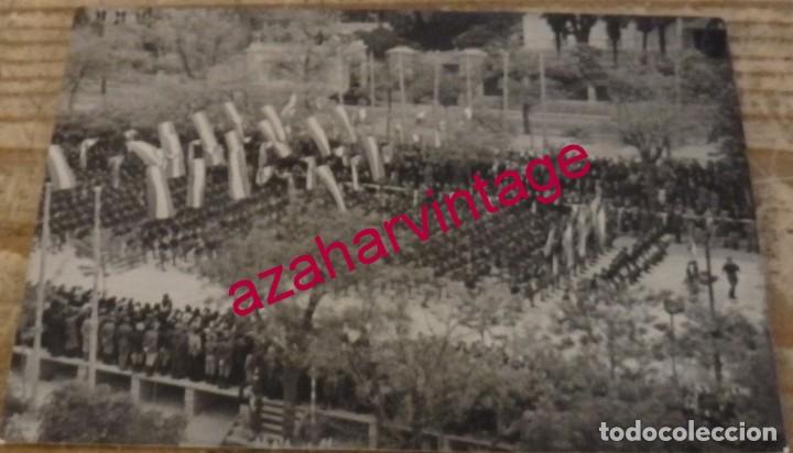 Militaria: ANTIGUA FOTOGRAFIA DESFILE MILITAR, FALANGE, FOT.TIERRA,108X80MM