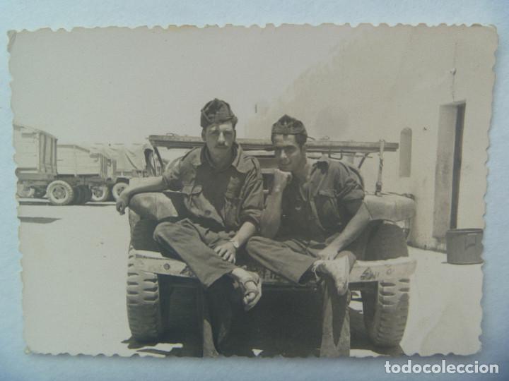 Militaria: FOTO DE MILITARES CON SANDALIAS SENTADOS EN UN CAMION. EL AAIUN ( SAHARA ESPA&Ntilde;OL ), 1961