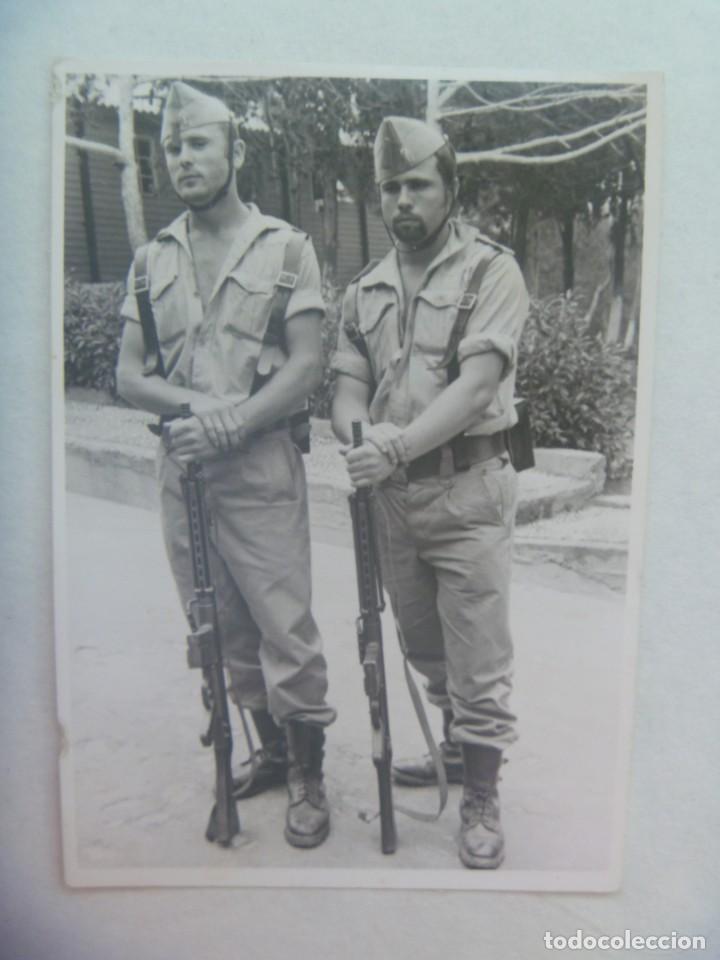 Militaria: LA LEGION : FOTO DE LEGIONARIOS POSANDO CON CORREAJE, CHAPIRI Y CETME