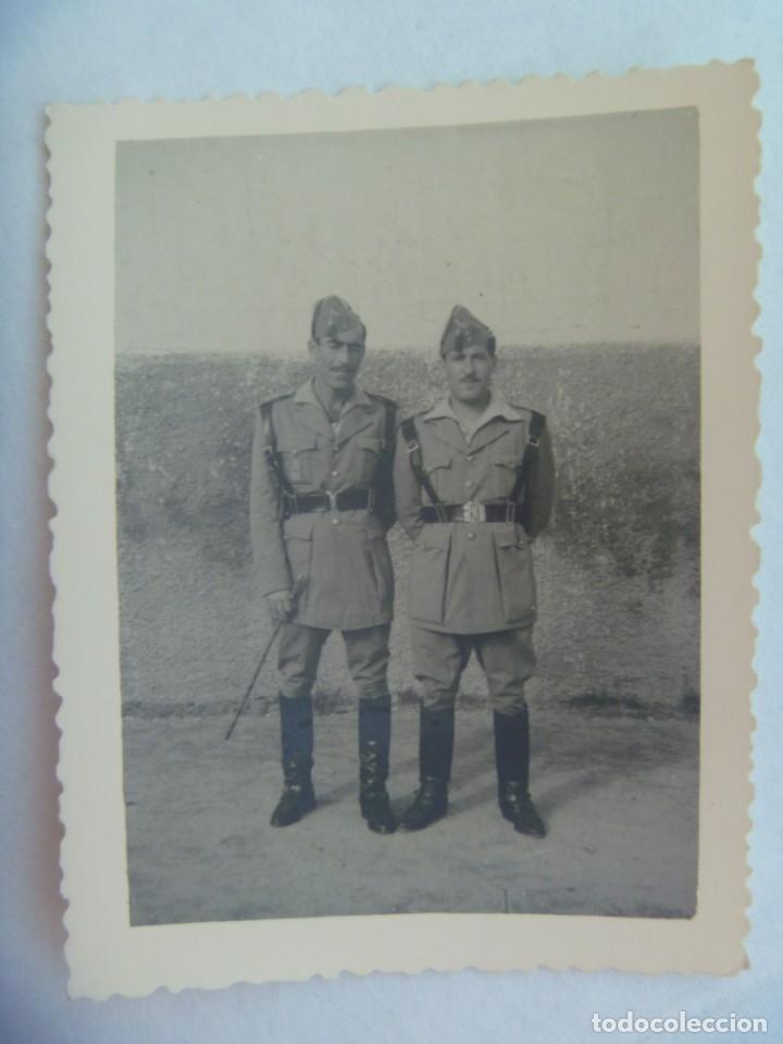 Militaria: LA LEGION : FOTO DE OFICIALES LEGIONARIOS POSANDO CON CORREAJE Y CHAPIRI . DE J. LACALLE
