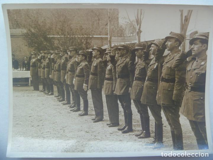 Militaria: LA LEGION : FOTO DE OFICIALES LEGIONARIOS EN FORMACION, CON TERESIANA