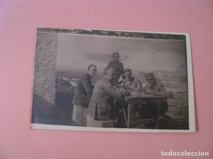 Militaria: FOTO MILITARES ALMORZANDO. 14X9 CM.