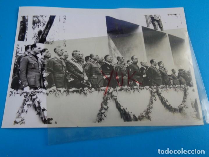 Militaria: FOTOGRAFIA ORIGINAL DE MANDOS DE AVIACION ESCUCHANDO UN DISCURSO DE FRANCO