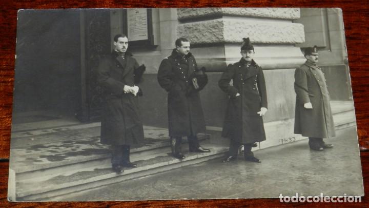 Militaria: FOTO POSTAL DE GRUPO DE EMBAJADORES SALIENDO DE PALACIO, POSIBLEMENTE EN ALEMANIA O AUSTRIA, SIN CIR